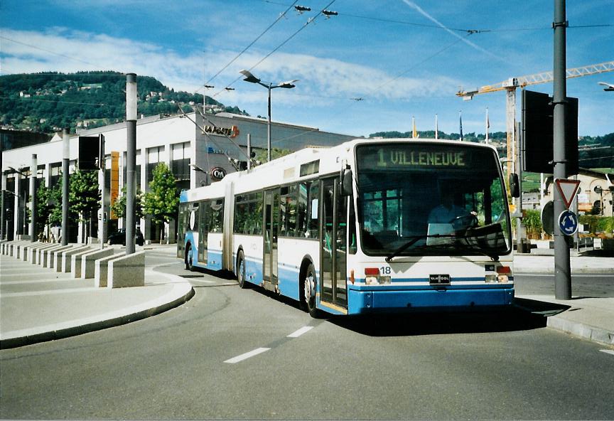 (110'131) - VMCV Clarens - Nr. 18 - Van Hool Gelenktrolleybus am 10. August 2008 beim Bahnhof Vevey