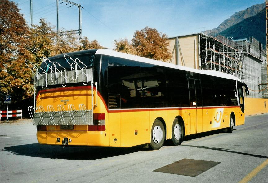 (111'430) - PostAuto Wallis - VS 243'892 - MAN am 12. Oktober 2008 beim Bahnhof Brig