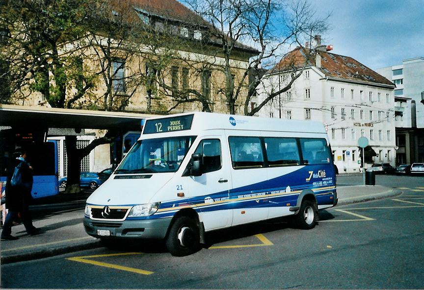 (112'004) - MobiCit, La Chaux-de-Fonds - Nr. 21/NE 113'821 - Mercedes am 10. November 2008 beim Bahnhof La Chaux-de-Fonds