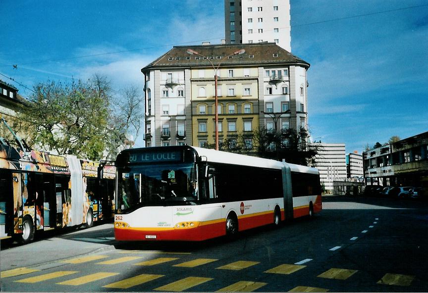 (112'008) - VR La Chaux-de-Fonds - Nr. 262/NE 90'262 - Solaris am 10. November 2008 beim Bahnhof La Chaux-de-Fonds