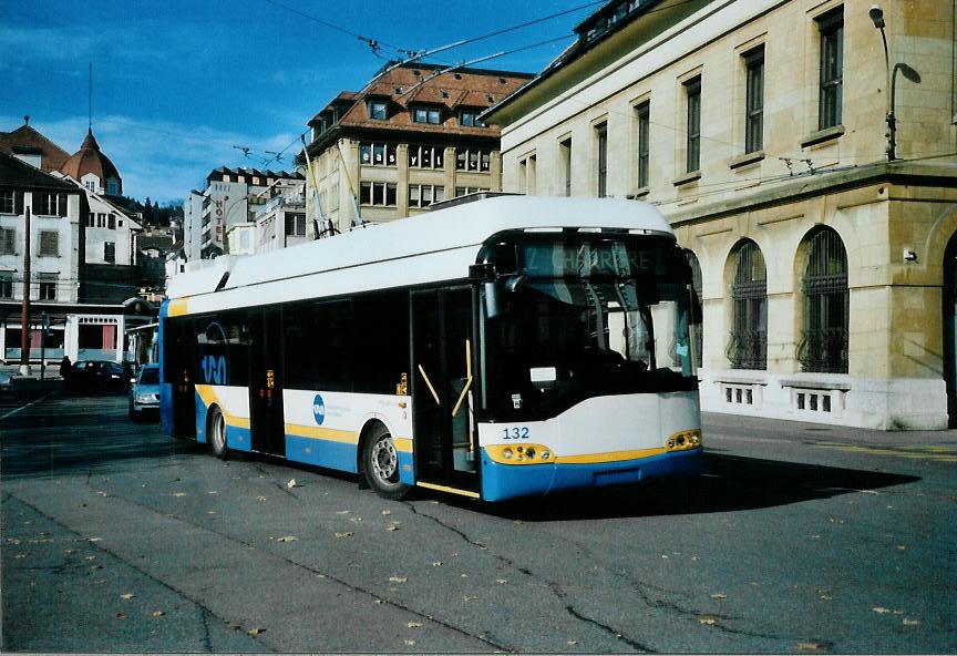 (112'017) - TC La Chaux-de-Fonds - Nr. 132 - Solaris Trolleybus am 10. November 2008 beim Bahnhof La Chaux-de-Fonds