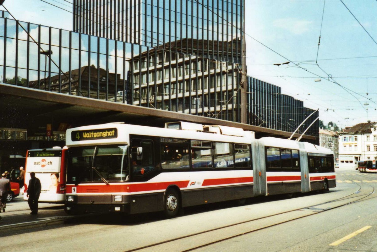 (116'010) - VBSG St. Gallen - Nr. 155 - NAW/Hess Doppelgelenktrolleybus am 22. April 2009 beim Bahnhof St. Gallen