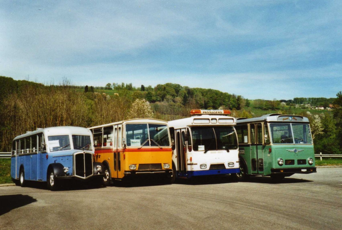 (116'124) - AAG Aubonne (Rtrobus) - Nr. 1 - Berna + Perrodin, Le Chble (Rtrobus) - Nr. 4 - Saurer/Lauber + Aroport, Genve (Rtrobus) - Nr. C - FBW/Hess-Lauber (ex TPG Genve Nr. 552; ex TPG Genve Nr. 262) + Oldtimer Club 33, Tafers - Nr. 33/FR 300'450 - Saurer/Hess (ex GFM Fribourg Nr. 33) am 25. April 2009 in Bressonnaz, Rtrobus