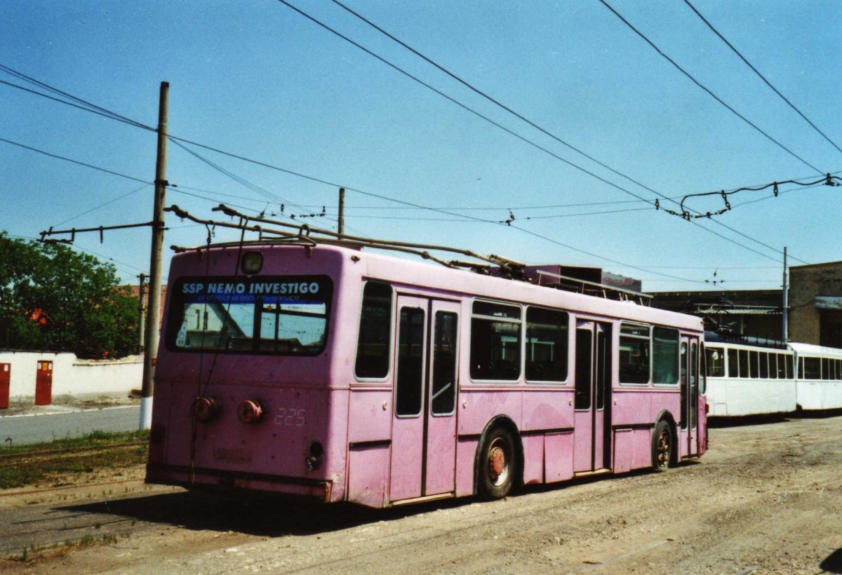 (116'826) - Tursib, Sibiu - Nr. 225 - FBW/R&J Trolleybus (ex Nr. 689; ex VB Biel Nr. 12) am 27. Mai 2009 in Sibiu, Depot