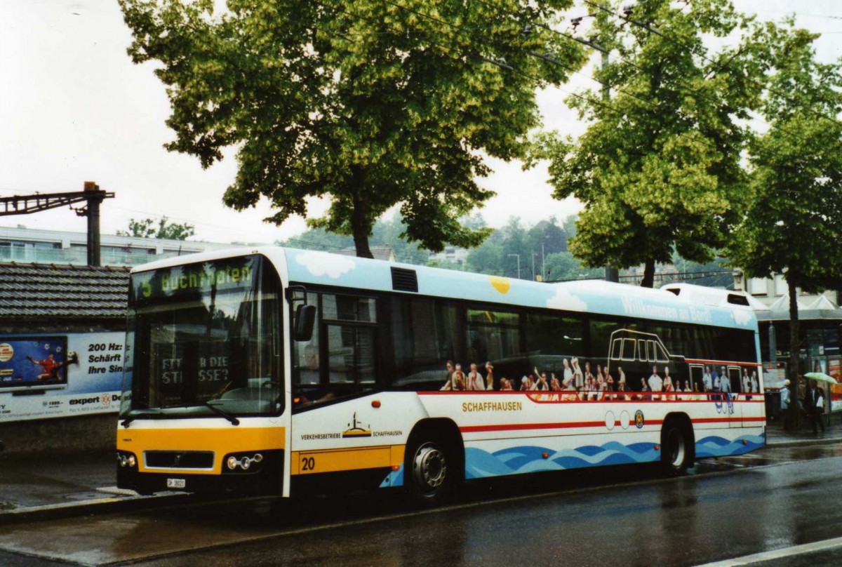 (117'117) - VBSH Schaffhausen - Nr. 20/SH 38'020 - Volvo am 6. Juni 2009 beim Bahnhof Schaffhausen