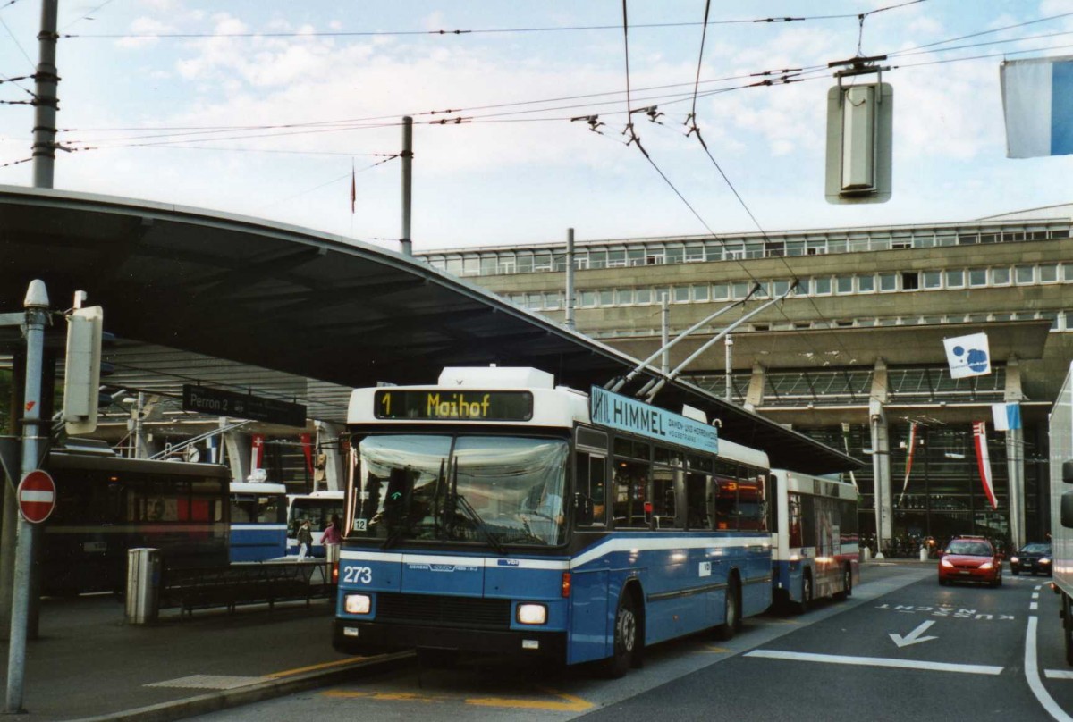 (119'215) - VBL Luzern - Nr. 273 - NAW/R&J-Hess Trolleybus am 20. Juli 2009 beim Bahnhof Luzern