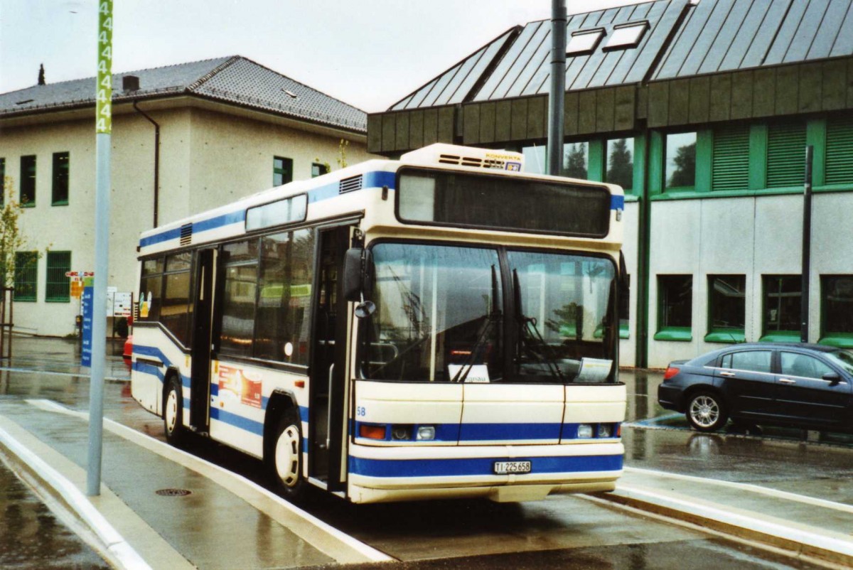 (119'335) - FART Locarno - Nr. 58/TI 225'658 - Neoplan (ex Nr. 81) am 3. August 2009 beim Bahnhof Langnau (Einsatz Busland)