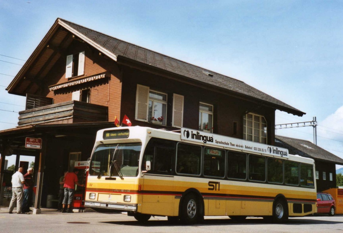 (119'613) - STI Thun - Nr. 52/BE 396'552 - Saurer/R&J am 9. August 2009 beim Bahnhof Wimmis