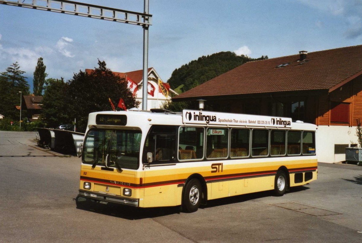 (119'619) - STI Thun - Nr. 52/BE 396'552 - Saurer/R&J am 9. August 2009 beim Bahnhof Wimmis