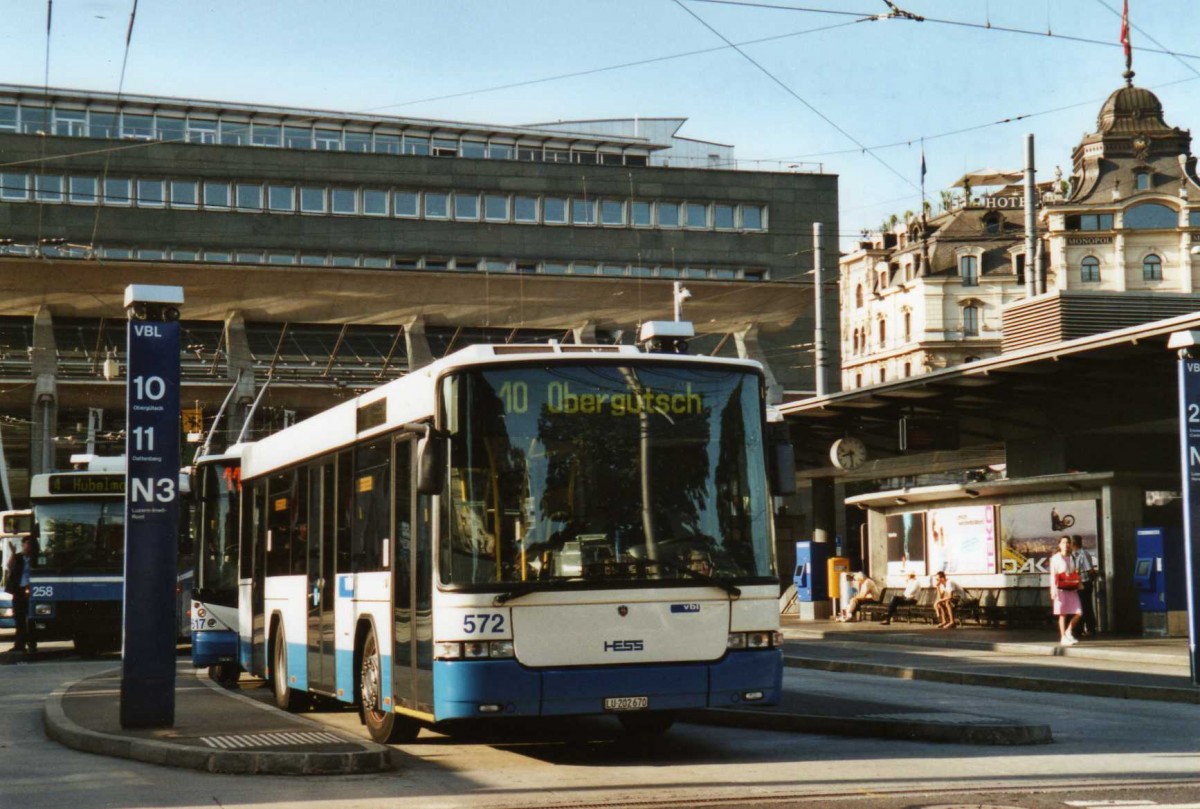 (119'634) - VBL Luzern - Nr. 572/LU 202'670 - Scania/Hess am 15. August 2009 beim Bahnhof Luzern