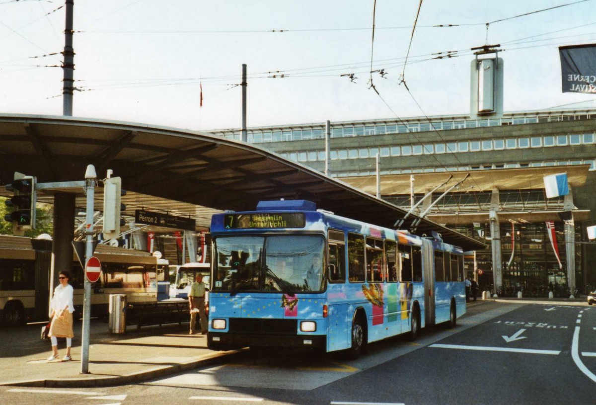 (119'706) - VBL Luzern - Nr. 199 - NAW/Hess Gelenktrolleybus am 15. August 2009 beim Bahnhof Luzern