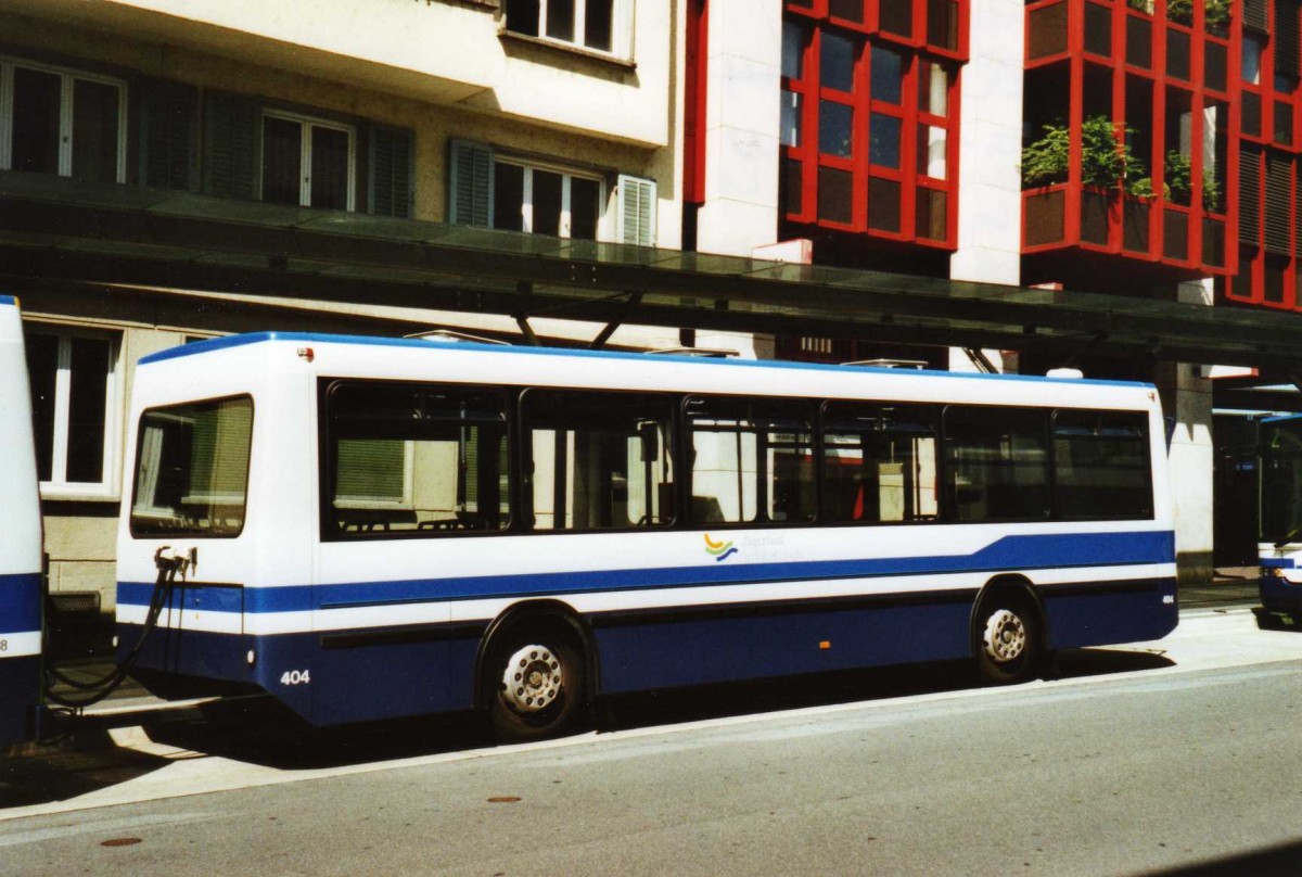 (120'012) - ZVB Zug - Nr. 404/ZG 82'544 - Lanz+Marti/Hess Personenanhnger (ex Nr. 104) am 15. August 2009 beim Bahnhof Zug