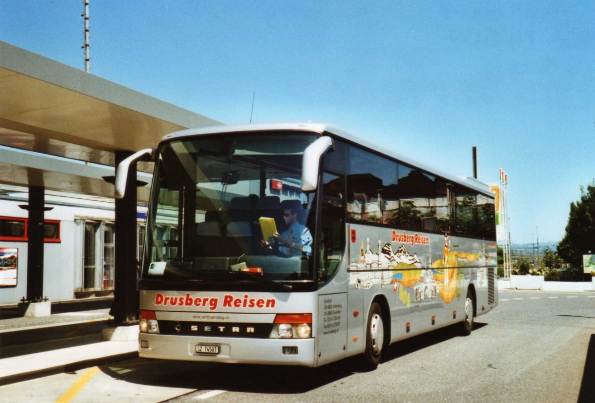 (120'021) - Schelbert, Unteriberg - SZ 74'507 - Setra am 15. August 2009 beim Bahnhof Rotkreuz