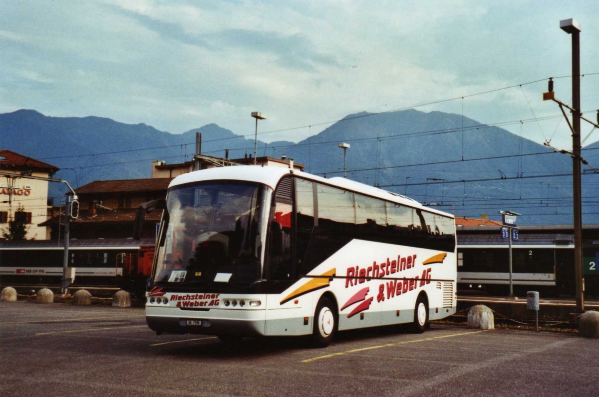 (121'202) - Riechsteiner&Weber, Muri - AG 7198 - Neoplan am 12. September 2009 beim Bahnhof Locarno