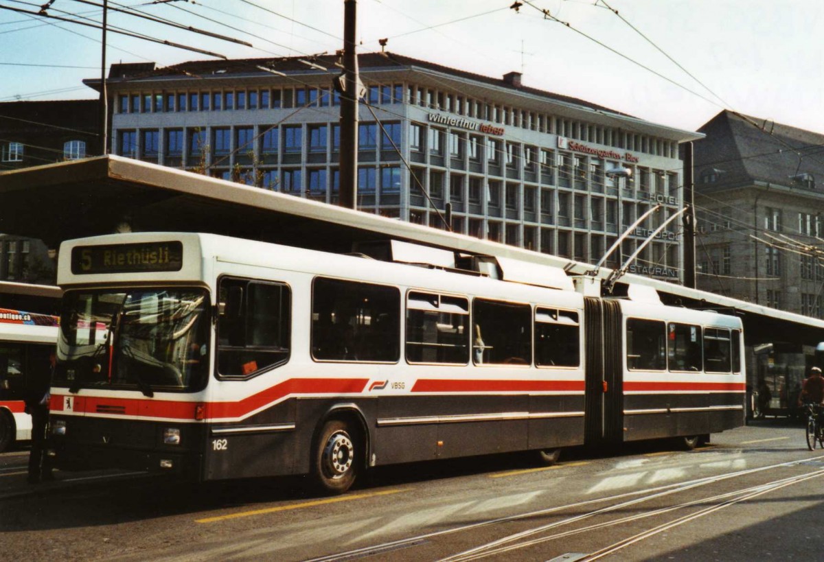 (121'325) - VBSG St. Gallen - Nr. 162 - NAW/Hess Gelenktrolleybus am 23. September 2009 beim Bahnhof St. Gallen