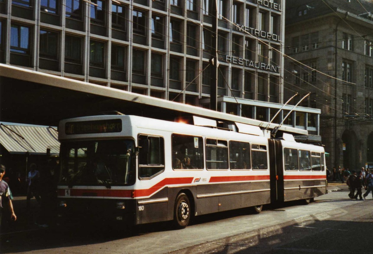 (121'326) - VBSG St. Gallen - Nr. 160 - NAW/Hess Gelenktrolleybus am 23. September 2009 beim Bahnhof St. Gallen