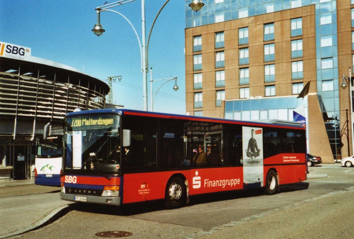 (121'611) - SBG Freiburg - FR-JS 804 - Setra am 20. Oktober 2009 beim Bahnhof Freiburg