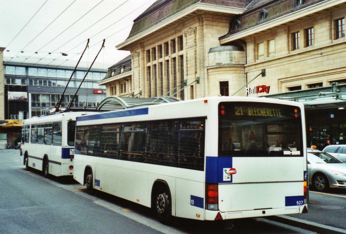 (122'235) - TL Lausanne - Nr. 927 - Lanz+Marti/Hess Personenanhnger am 19. November 2009 beim Bahnhof Lausanne