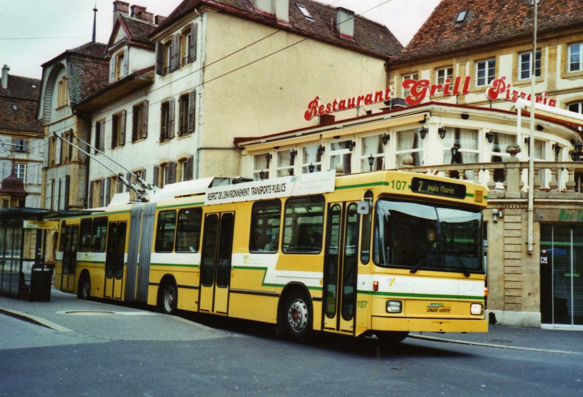 (122'527) - TN Neuchtel - Nr. 107 - NAW/Hess Gelenktrolleybus am 5. Dezember 2009 in Neuchtel, Place Pury