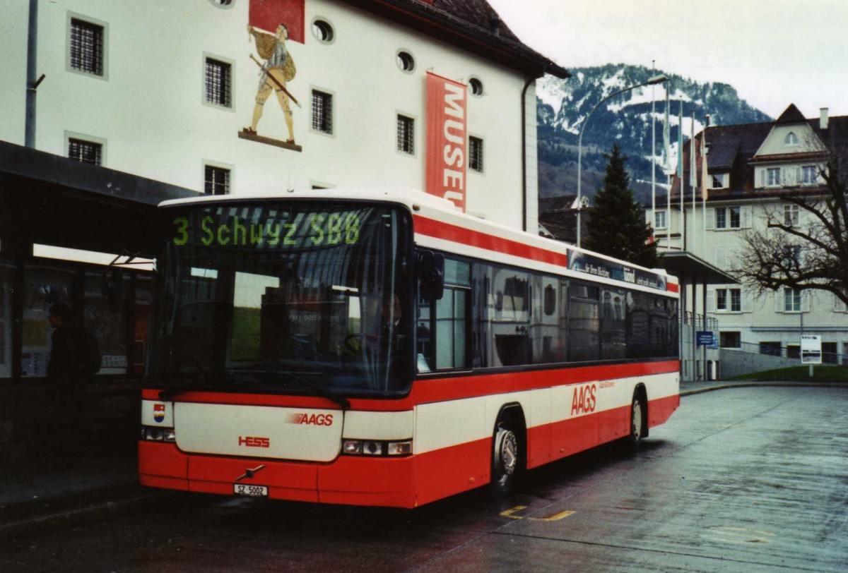 (122'617) - AAGS Schwyz - Nr. 2/SZ 5002 - Volvo/Hess am 10. Dezember 2009 in Schwyz, Postplatz