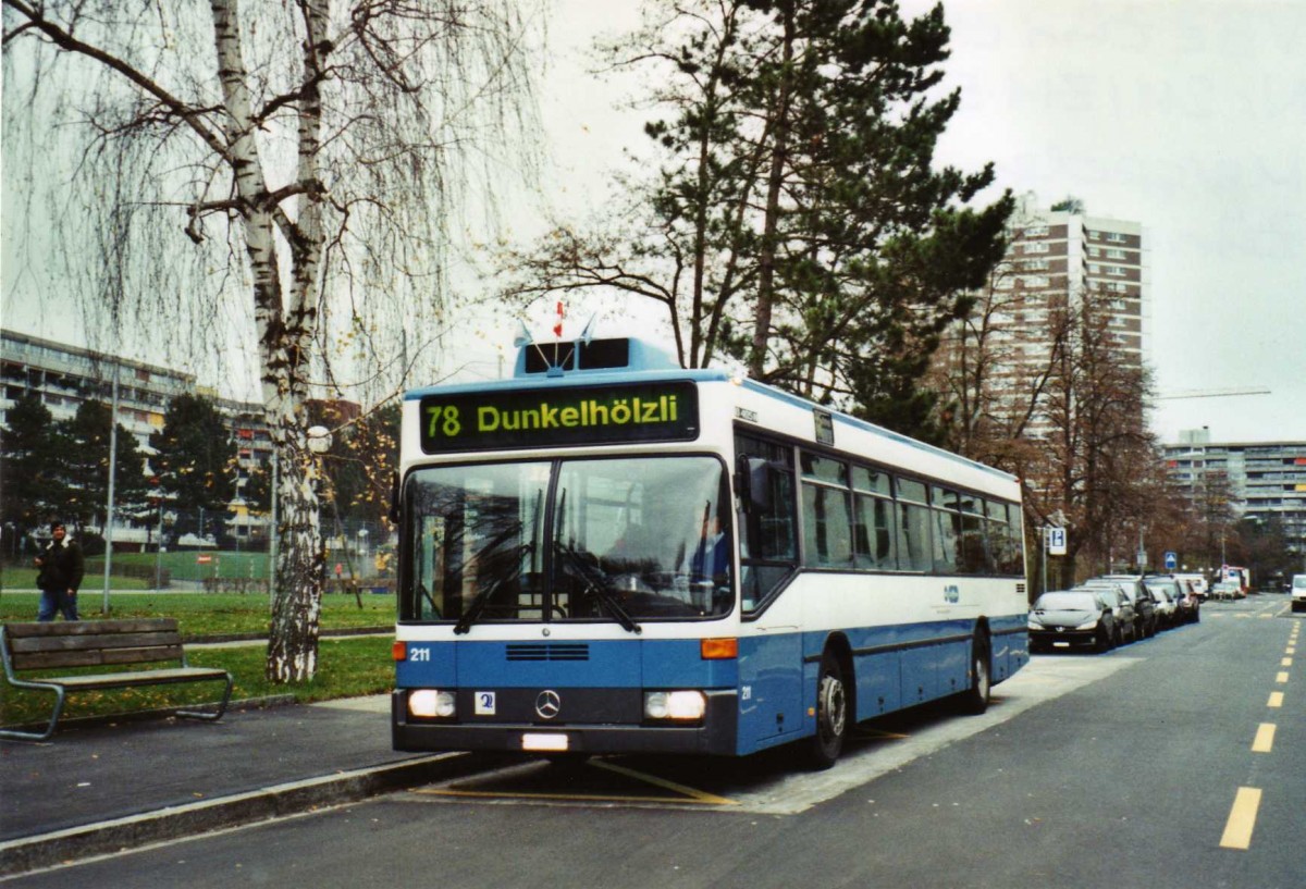 (122'926) - VBZ Zrich - Nr. 211/ZH 588'211 - Mercedes am 13. Dezember 2009 in Zrich, Brndliweg