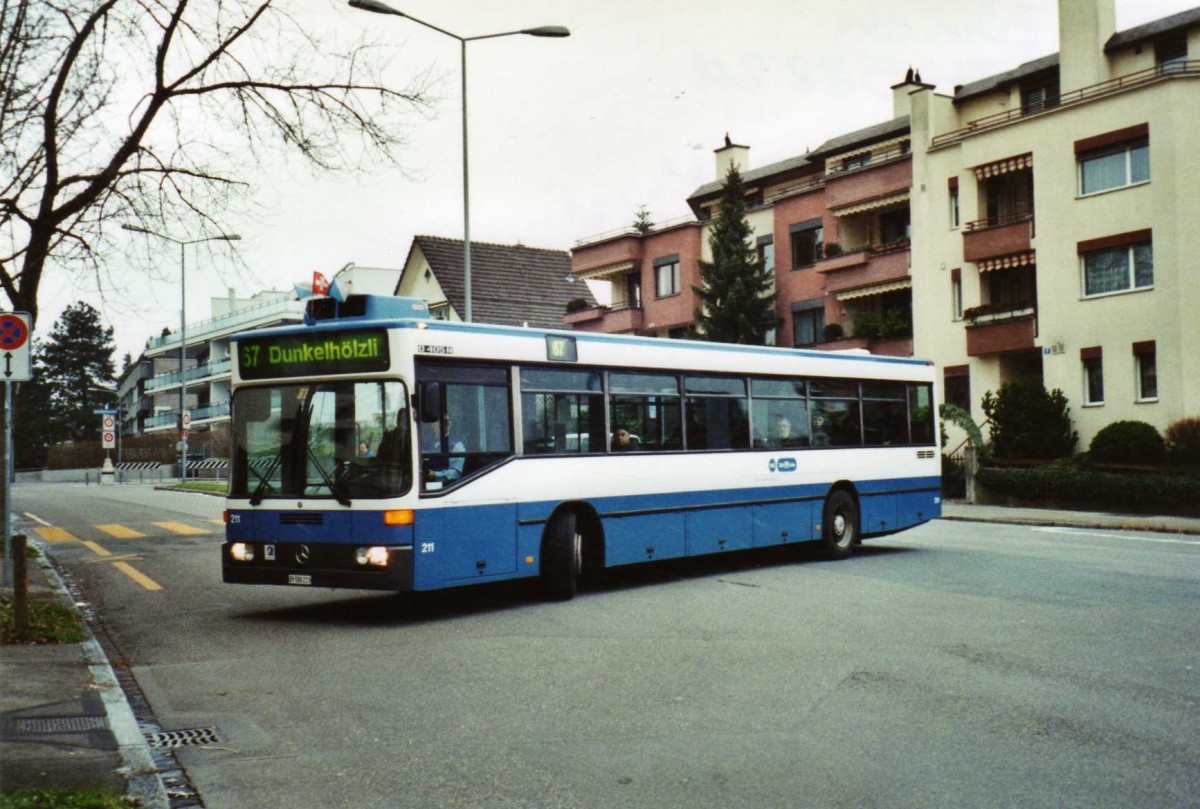 (122'932) - VBZ Zrich - Nr. 211/ZH 588'211 - Mercedes am 13. Dezember 2009 in Zrich, Dunkelhlzli