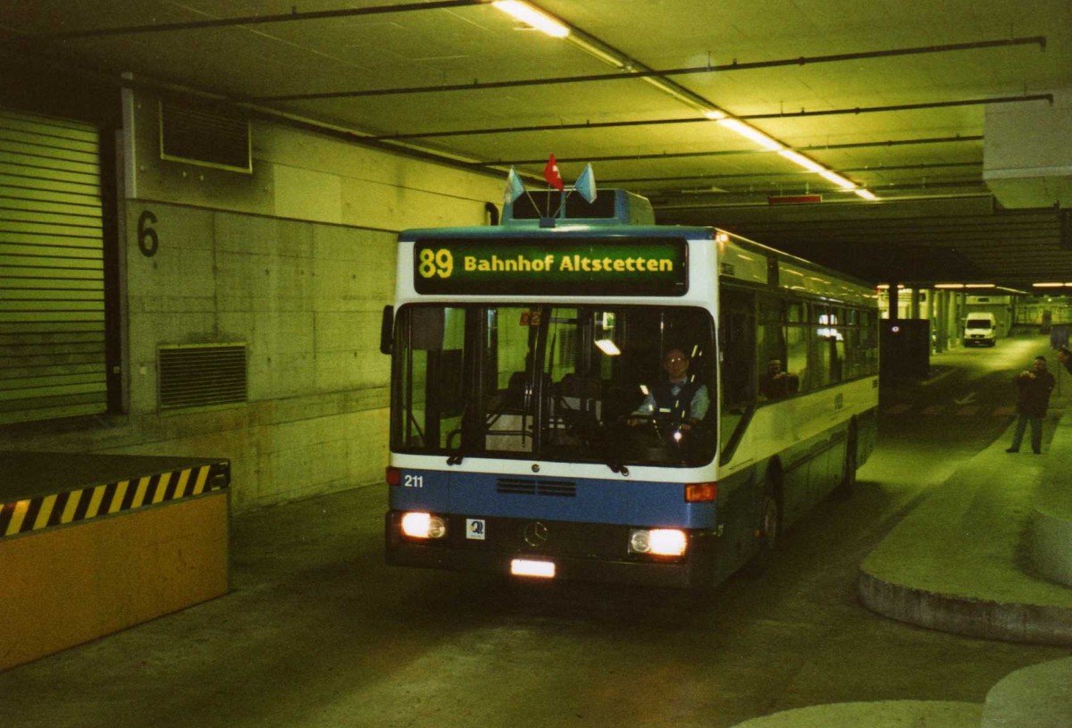 (123'016) - VBZ Zrich - Nr. 211/ZH 588'211 - Mercedes am 13. Dezember 2009 in Zrich, Sihlcity