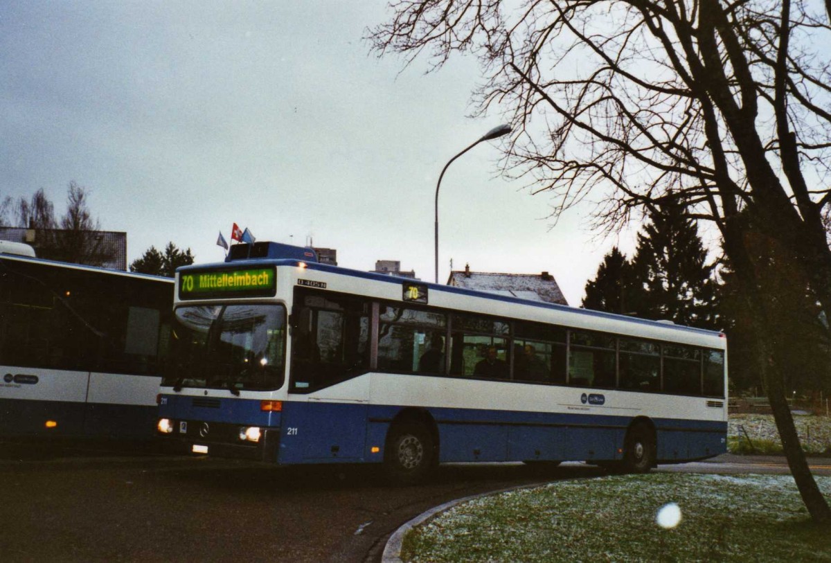 (123'030) - VBZ Zrich - Nr. 211/ZH 588'211 - Mercedes am 13. Dezember 2009 in Zrich, Mittelleimbach