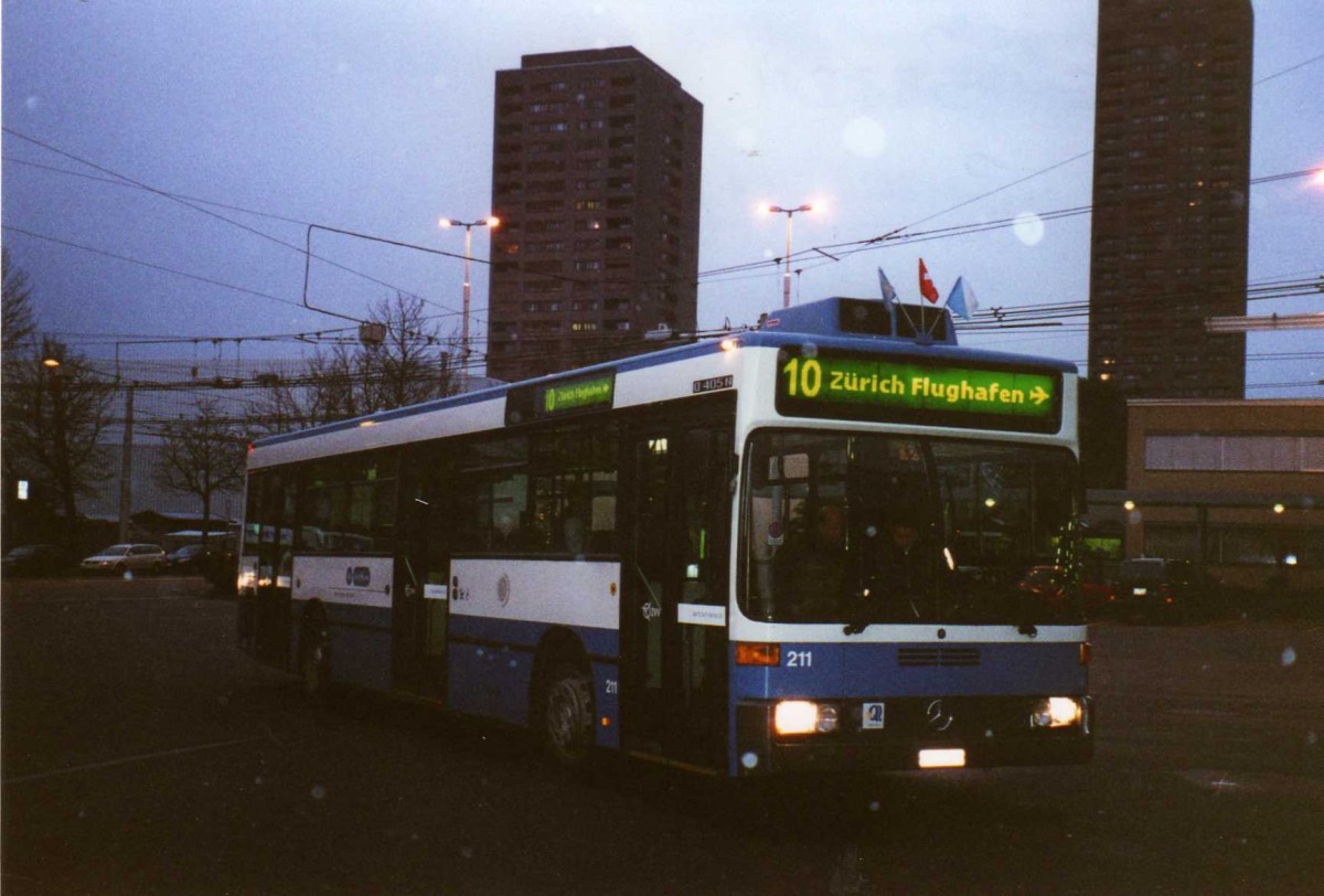 (123'102) - VBZ Zrich - Nr. 211/ZH 588'211 - Mercedes am 13. Dezember 2009 in Zrich, Garage Hardau