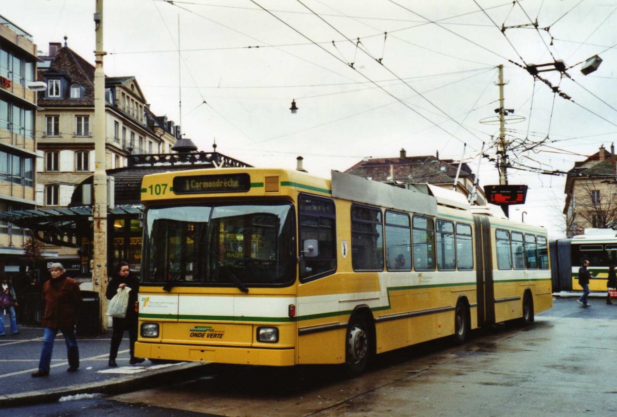 (123'401) - TN Neuchtel - Nr. 107 - NAW/Hess Gelenktrolleybus am 23. Dezember 2009 in Neuchtel, Place Pury