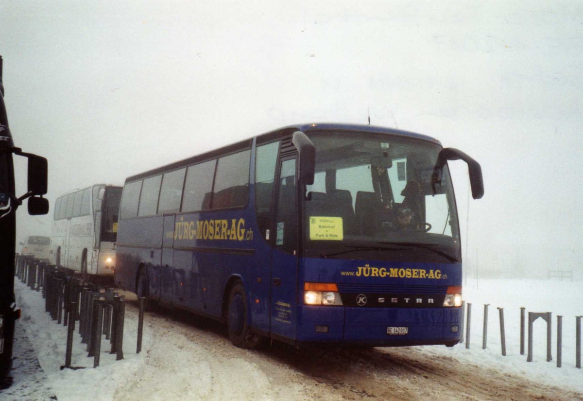 (123'922) - Moser, Teuffenthal - BE 142'017 - Setra (ex BE 336'192; ex AutoPostale Ticino-Moesano; ex P 26'001; ex Barenco, Faido) am 9. Januar 2010 in Adelboden, Weltcup