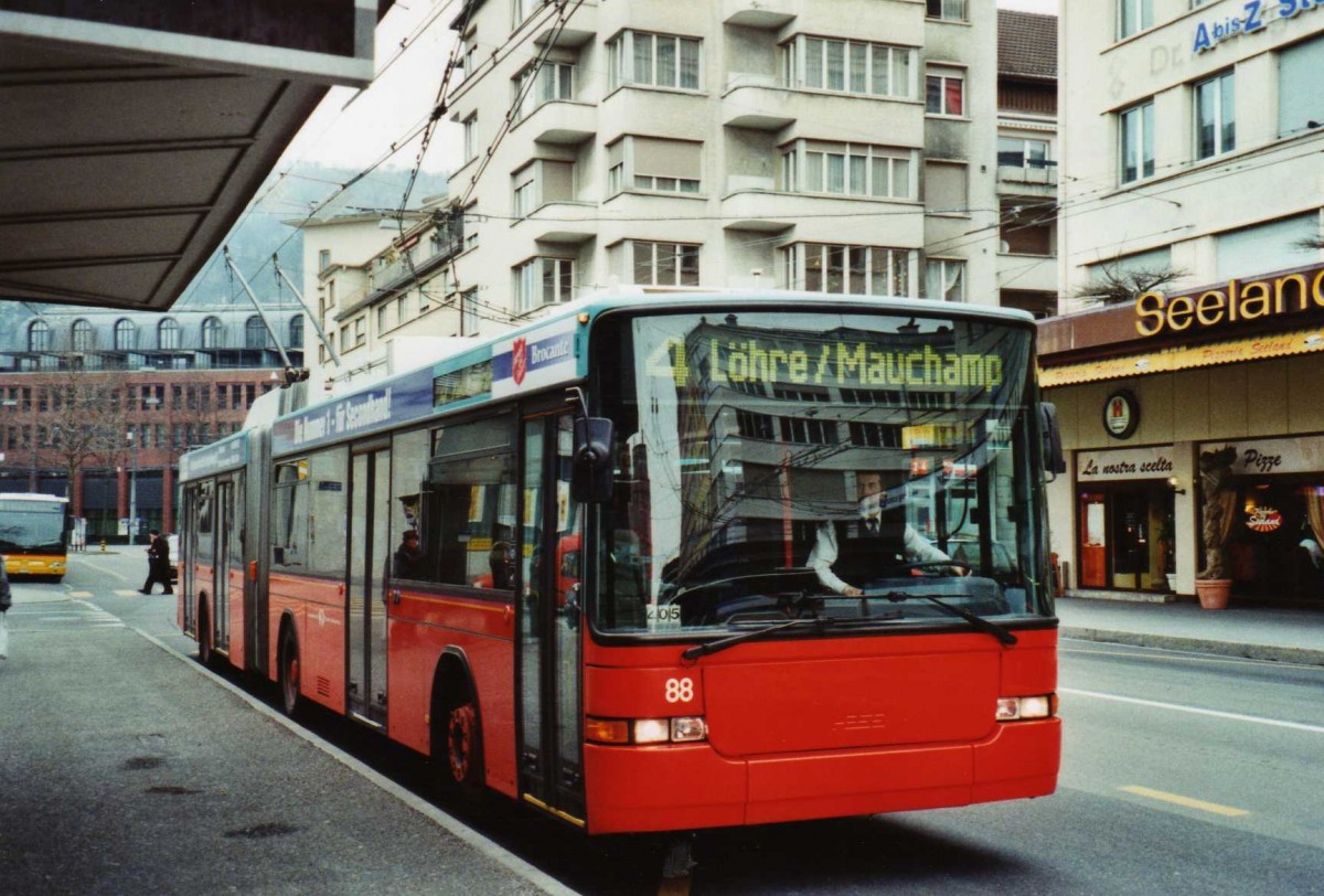 (124'404) - VB Biel - Nr. 88 - NAW/Hess Gelenktrolleybus am 15. Februar 2010 beim Bahnhof Biel