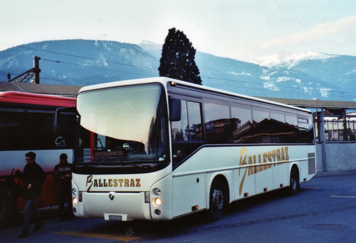 (124'611) - Ballestraz, Grne - VS 230'657 - Renault am 9. Mrz 2010 beim Bahnhof Sierre