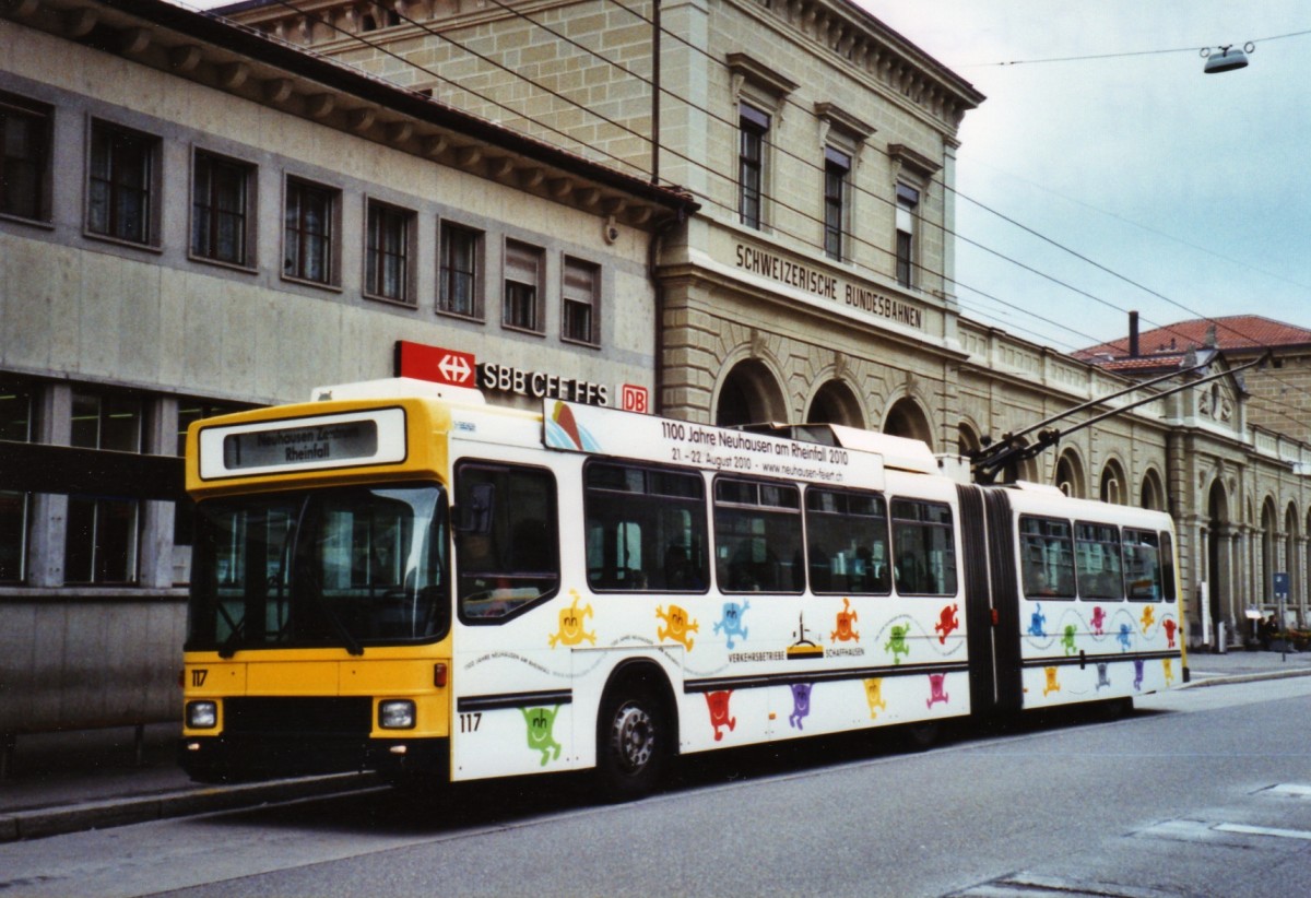 (126'328) - VBSH Schaffhausen - Nr. 117 - NAW/Hess Gelenktrolleybus am 16. Mai 2010 in beim Bahnhof Schaffhausen