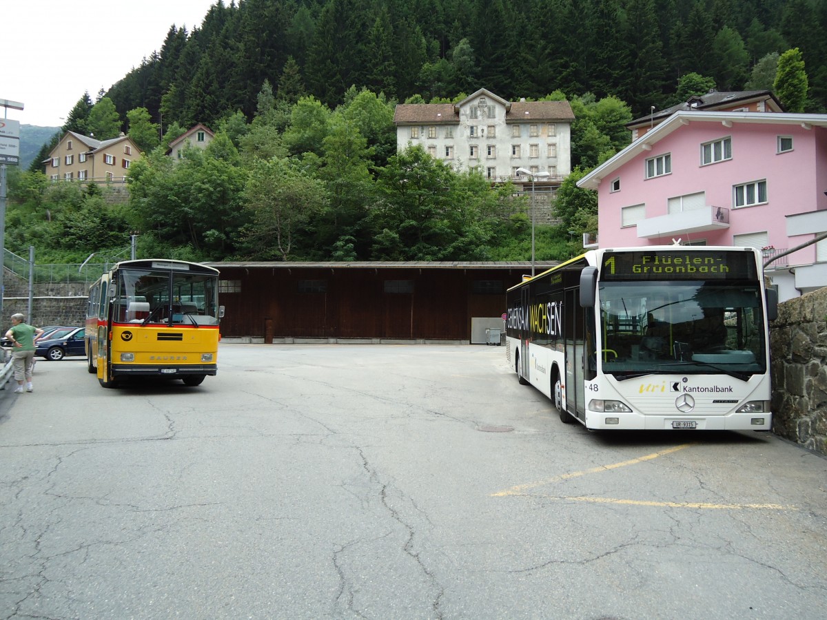 (127'611) - AVG Meiringen - Nr. 74/BE 607'481 - Saurer/R&J (ex P 24'357) + AAGU Altdorf - Nr. 48/UR 9315 - Mercedes am 4. Juli 2010 beim Bahnhof Gschenen