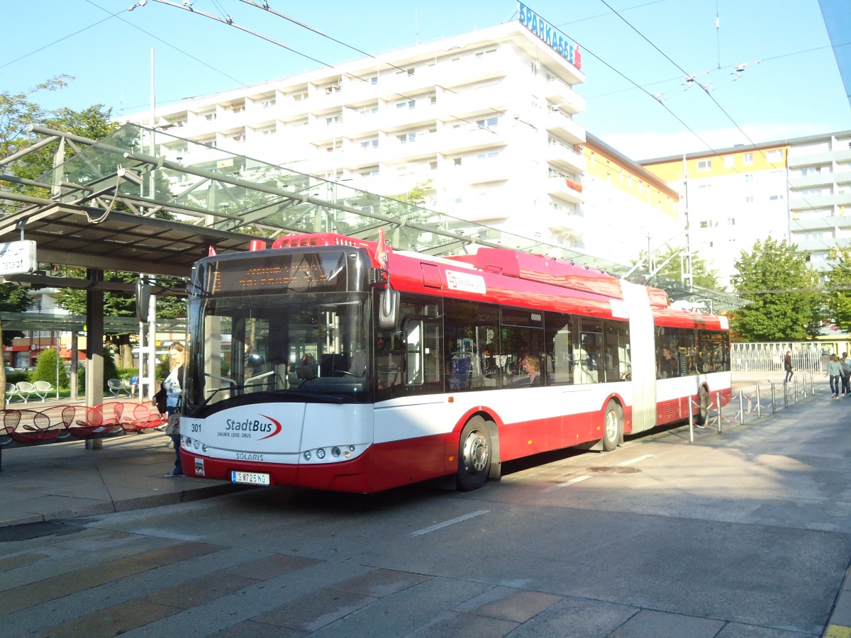 (128'311) - StadtBus, Salzburg - Nr. 301/S 725 NG - Solaris Gelenktrolleybus am 8. August 2010 beim Bahnhof Salzburg