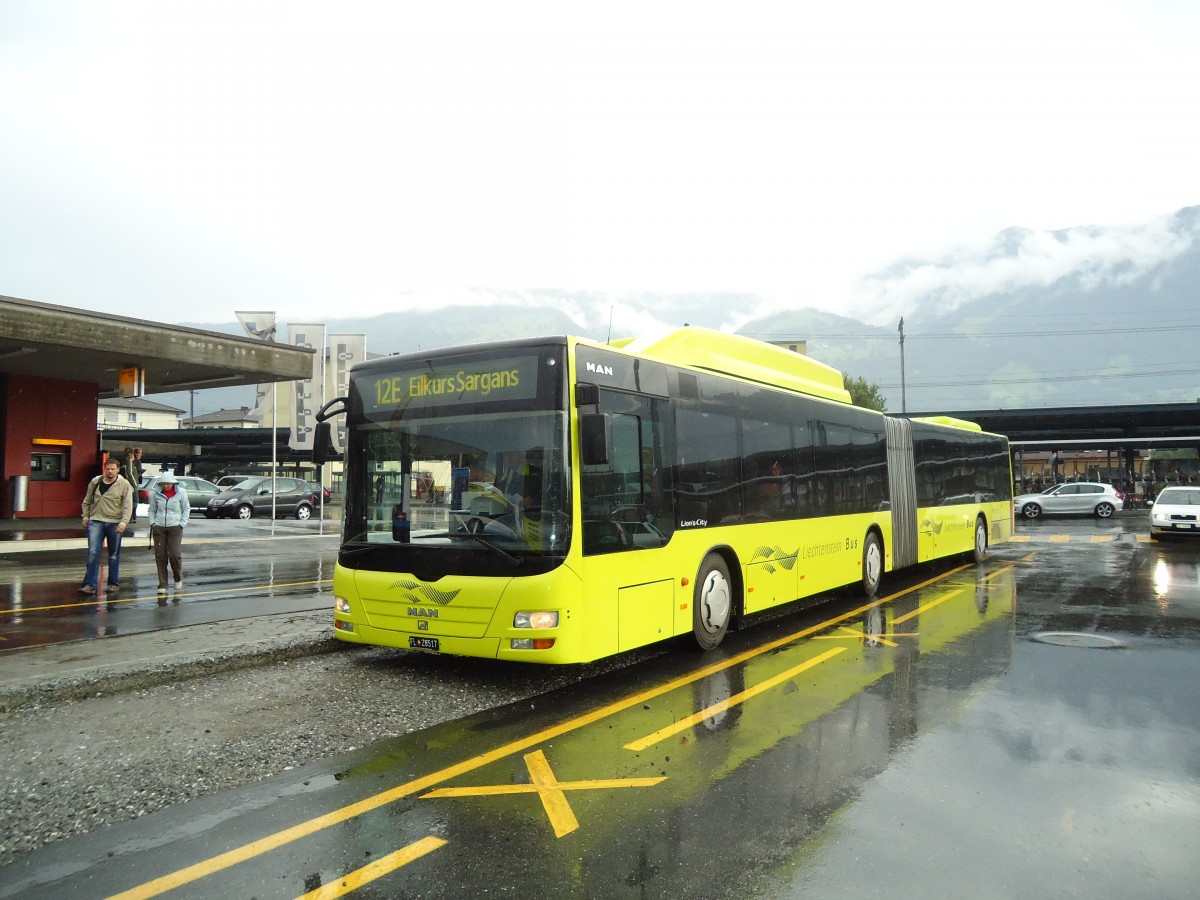 (128'732) - Aus Liechtenstein: Matt, Mauren - Nr. 17/FL 28'517 - MAN am 13. August 2010 beim Bahnhof Sargans