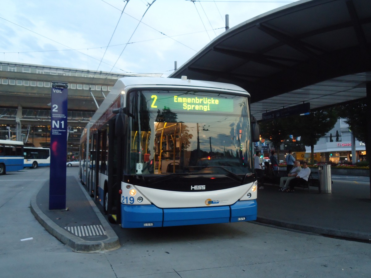 (128'752) - VBL Luzern - Nr. 219 - Hess/Hess Gelenktrolleybus am 13. August 2010 beim Bahnhof Luzern