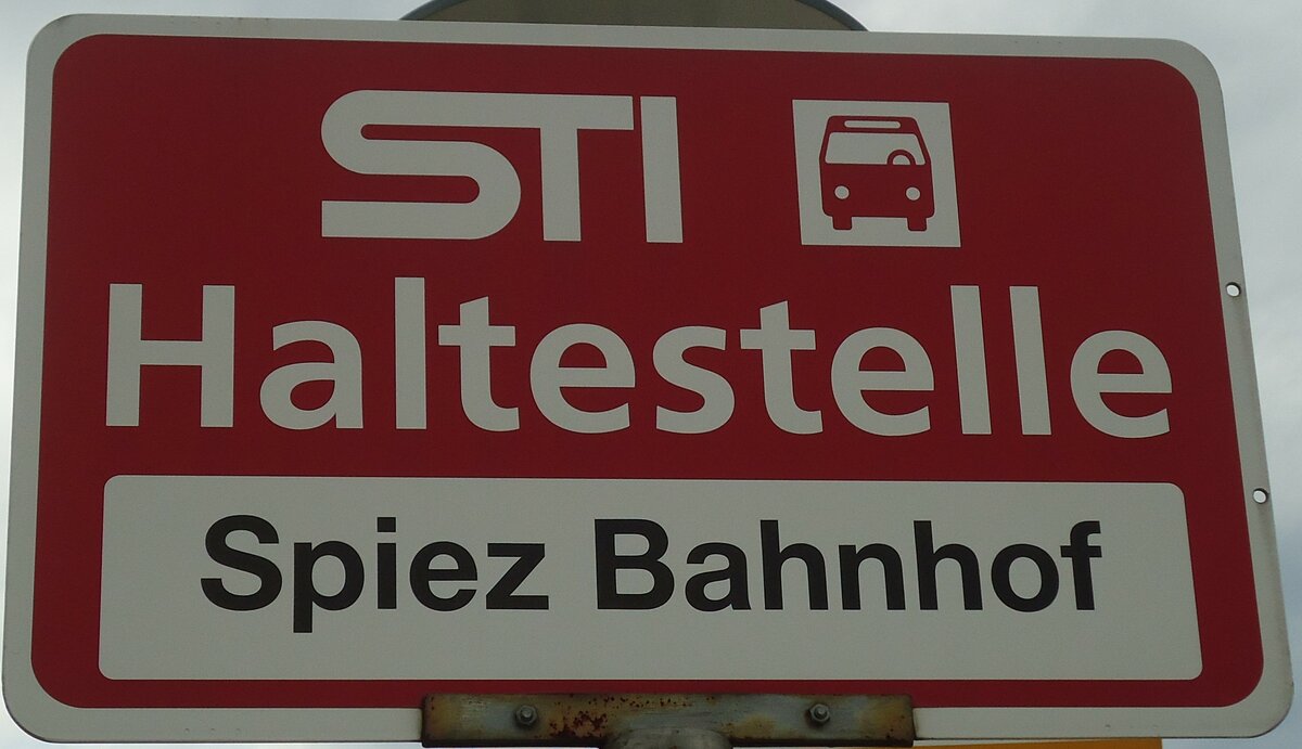 (129'128) - STI-Haltestellenschild - Spiez, Spiez Bahnhof - am 23. August 2010