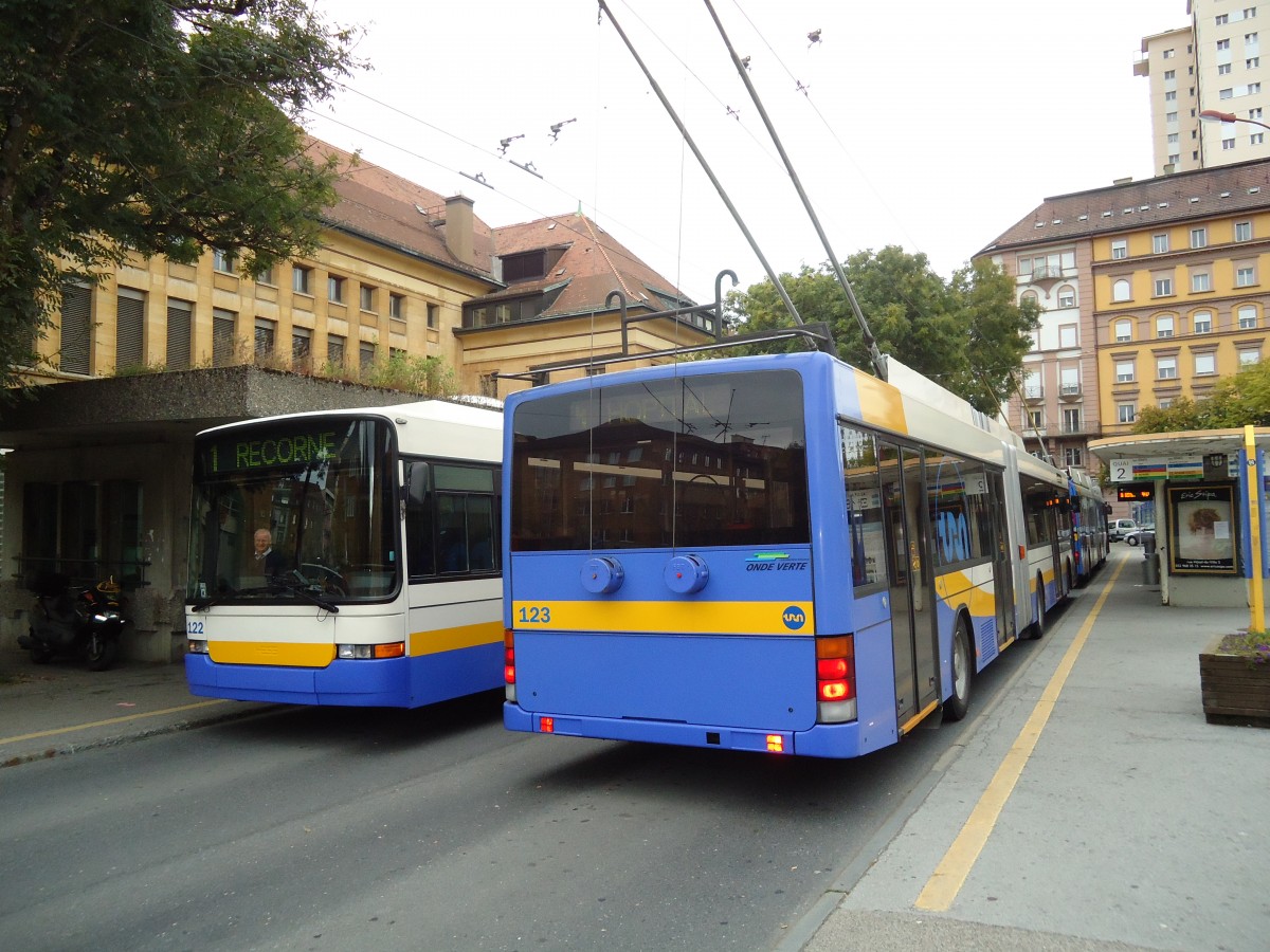 (130'201) - TC La Chaux-de-Fonds - Nr. 123 - NAW/Hess Gelenktrolleybus am 4. Oktober 2010 beim Bahnhof La Chaux-de-Fonds