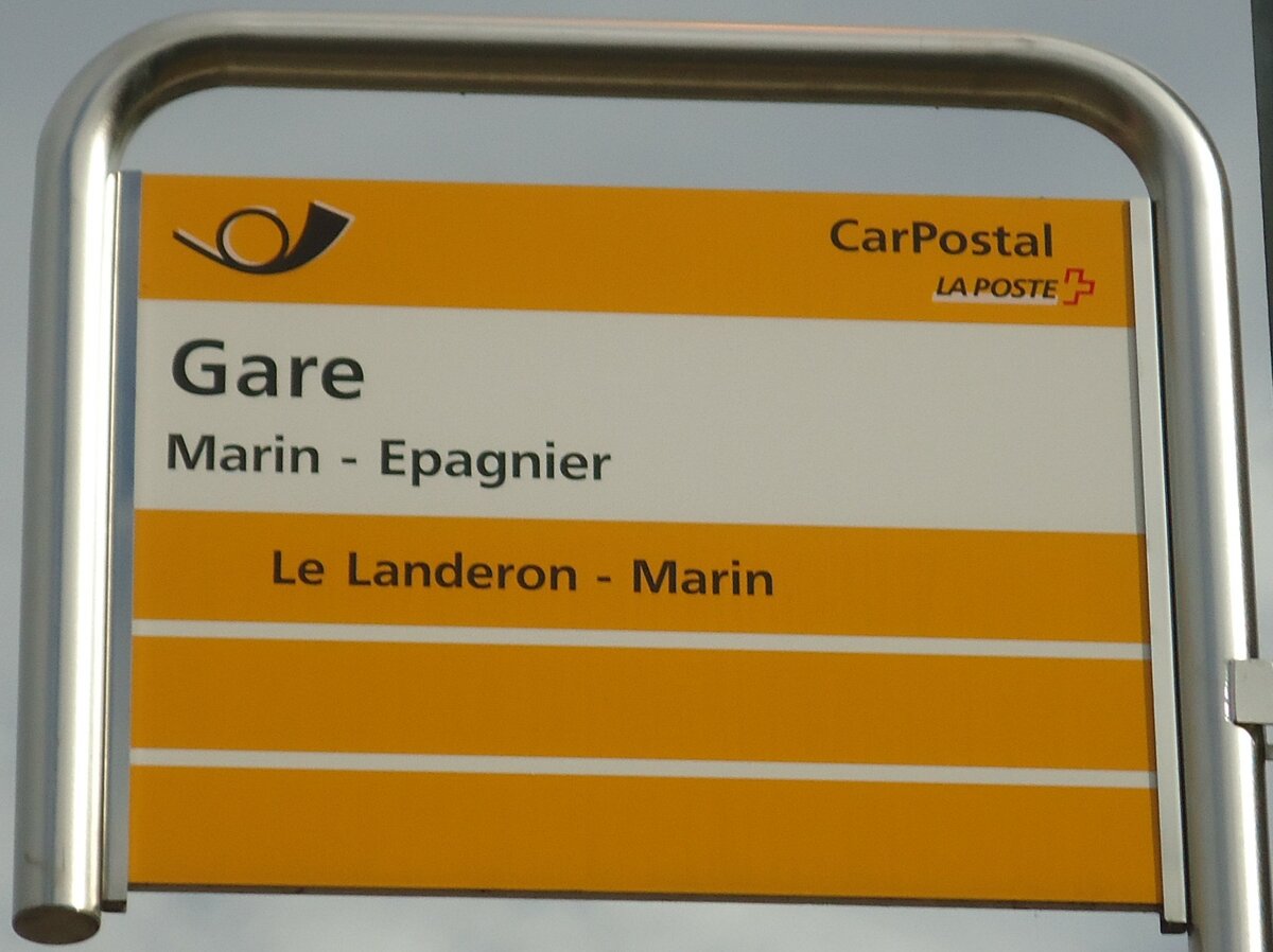 (130'237) - PostAuto-Haltestellenschild - Marin-Epagnier, Gare - am 4. Oktober 2010