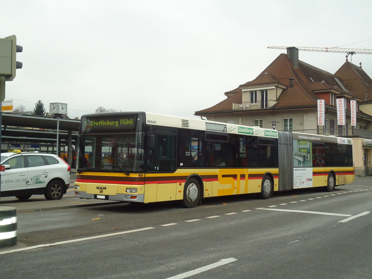 (131'009) - STI Thun - Nr. 88/BE 572'088 - MAN am 15. November 2010 beim Bahnhof Spiez