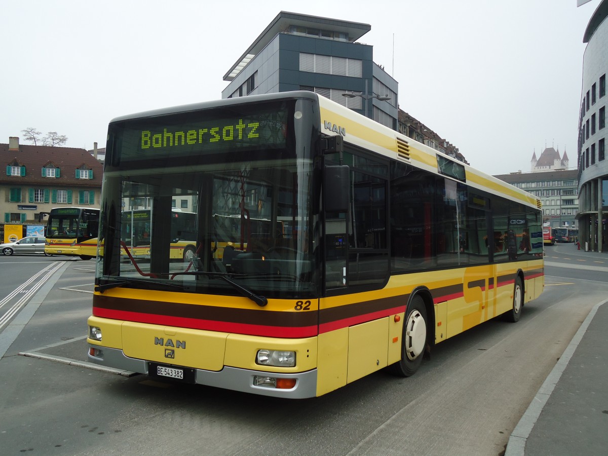 (131'073) - STI Thun - Nr. 82/BE 543'382 - MAN am 21. November 2010 beim Bahnhof Thun