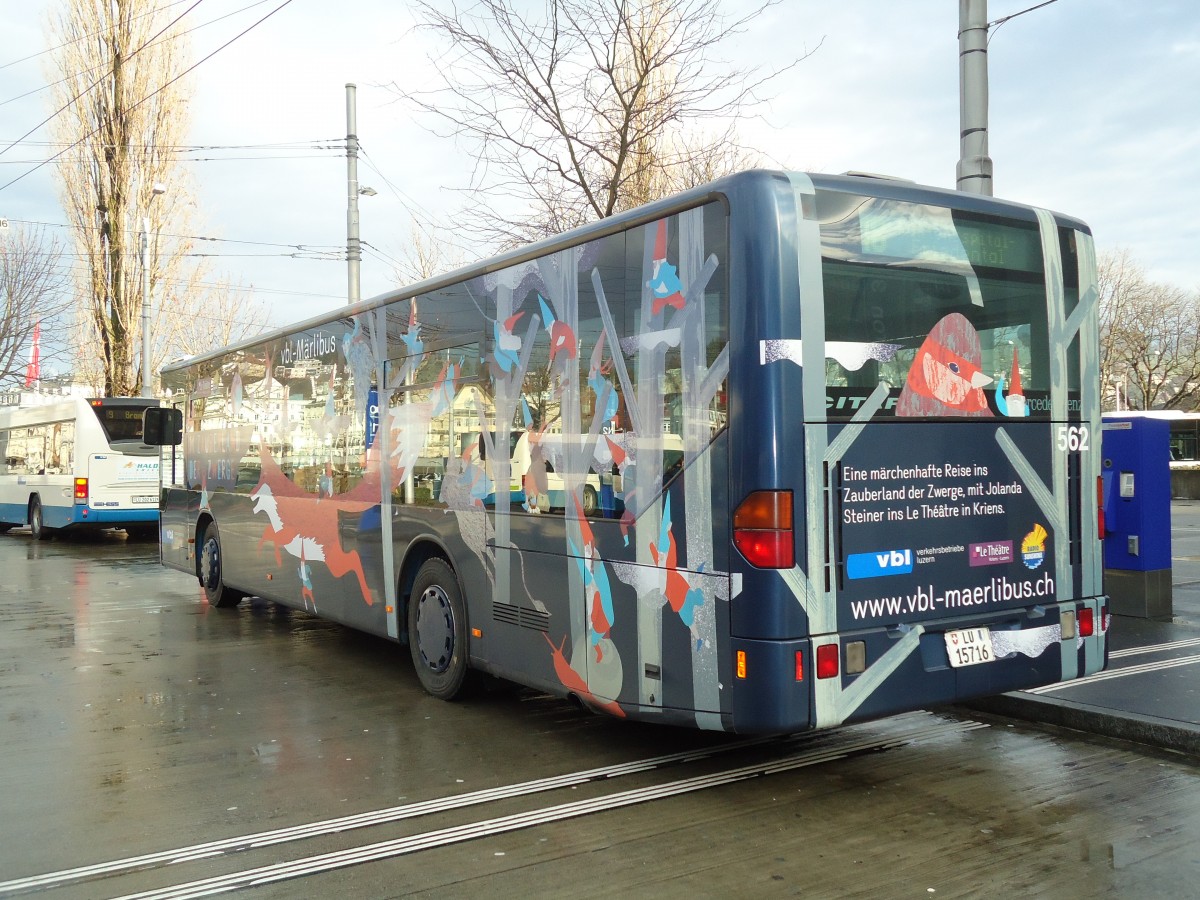 (131'415) - VBL Luzern - Nr. 562/LU 15'716 - Mercedes (ex Gowa, Luzern Nr. 62) am 8. Dezember 2010 beim Bahnhof Luzern