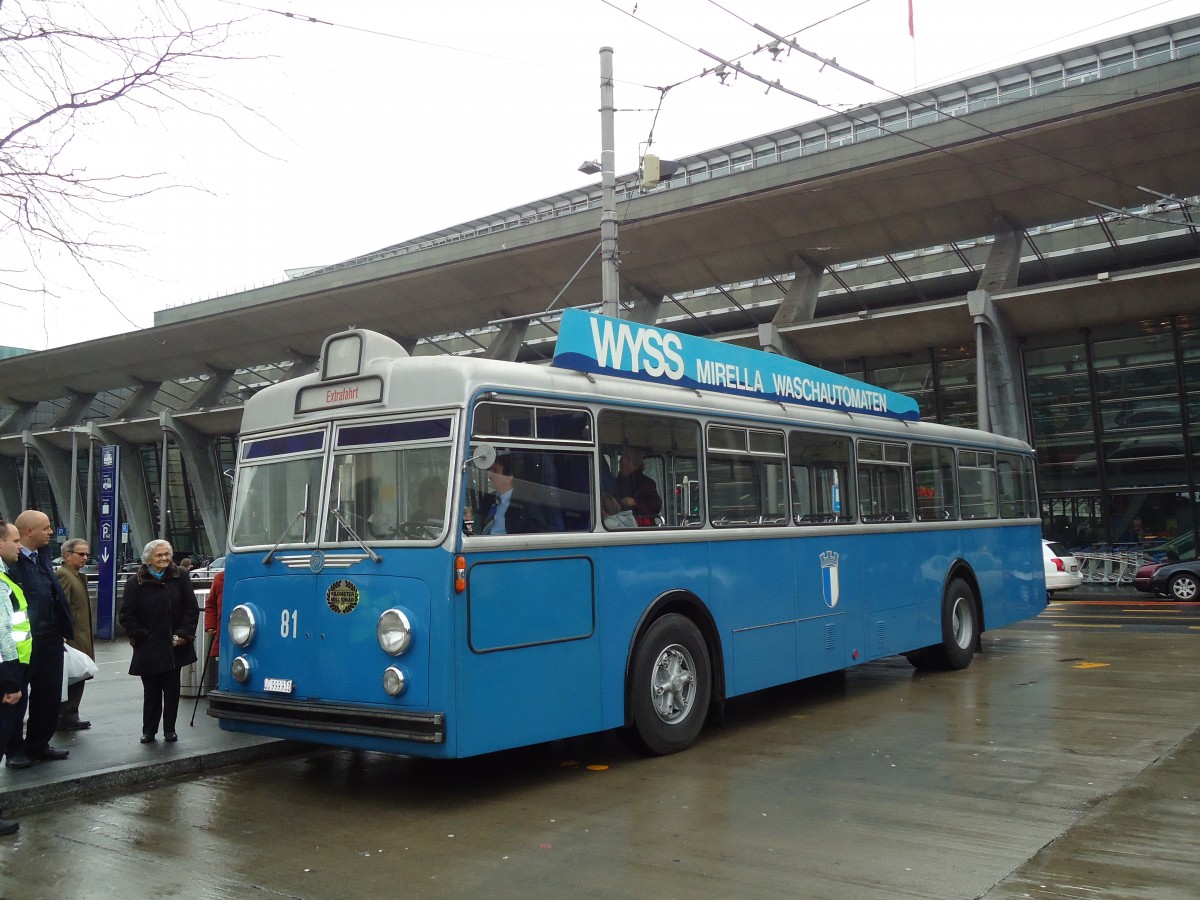 (131'423) - VBL Luzern - Nr. 81/LU 999'932 - FBW/Hess am 8. Dezember 2010 beim Bahnhof Luzern