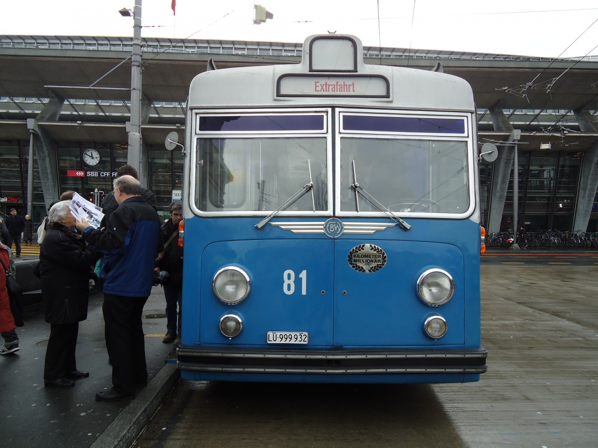 (131'425) - VBL Luzern - Nr. 81/LU 999'932 - FBW/Hess am 8. Dezember 2010 beim Bahnhof Luzern