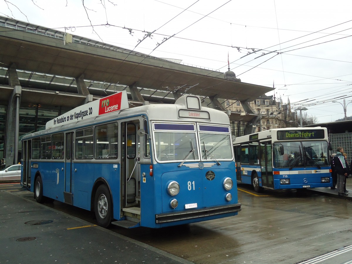 (131'433) - VBL Luzern - Nr. 81/LU 999'932 - FBW/Hess am 8. Dezember 2010 beim Bahnhof Luzern