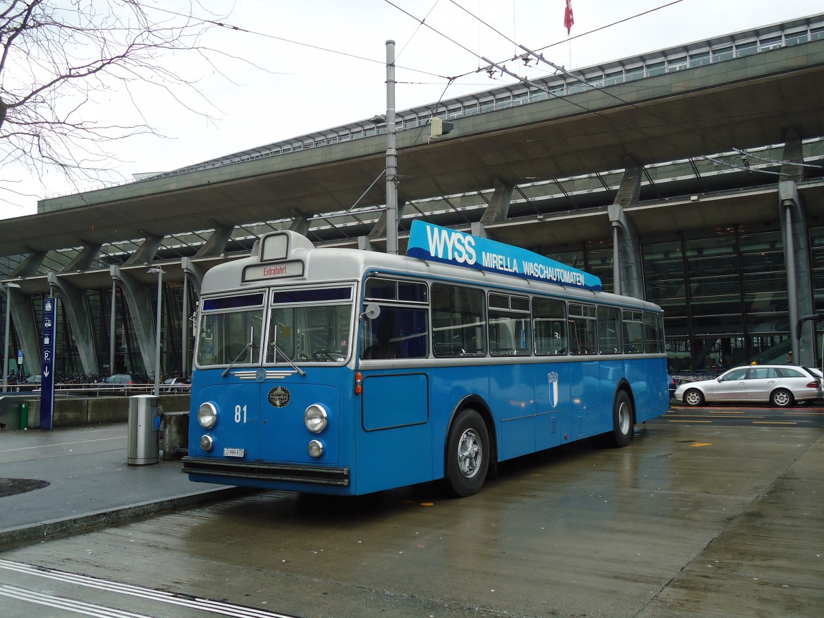 (131'437) - VBL Luzern - Nr. 81/LU 999'932 - FBW/Hess am 8. Dezember 2010 beim Bahnhof Luzern