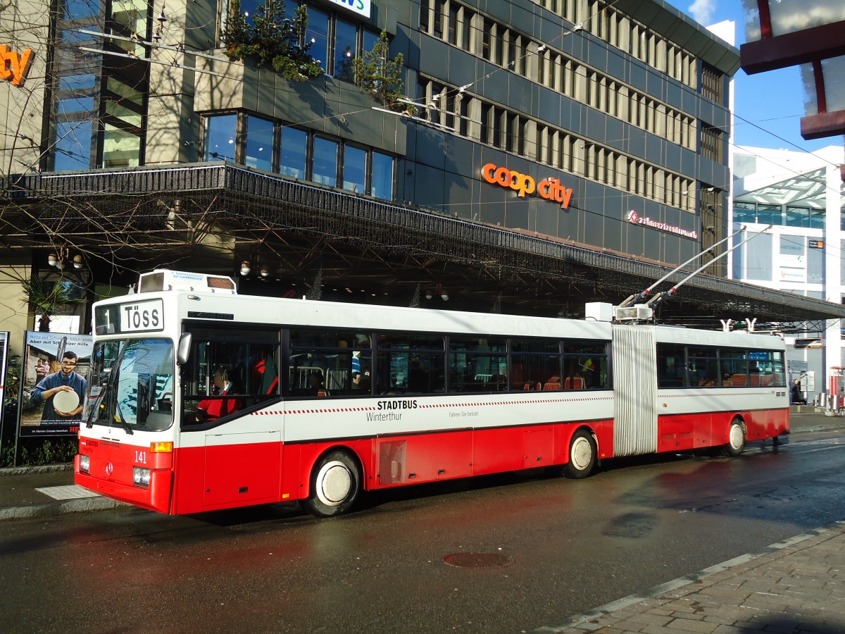 (131'508) - SW Winterthur - Nr. 141 - Mercedes Gelenktrolleybus am 9. Dezember 2010 beim Hauptbahnhof Winterthur