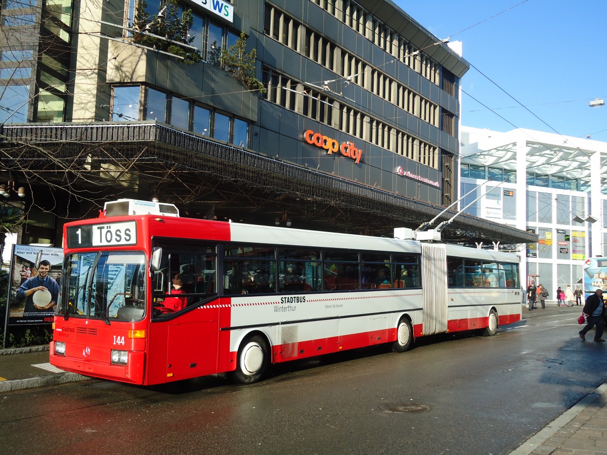 (131'525) - SW Winterthur - Nr. 144 - Mercedes Gelenktrolleybus am 9. Dezember 2010 beim Hauptbahnhof Winterthur